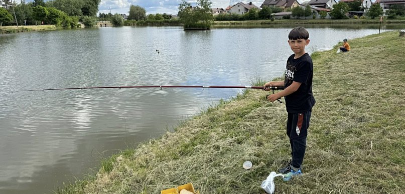 Mali wędkarze nad zalewem Błonie. Dzień Dziecka w Tarnogrodzie