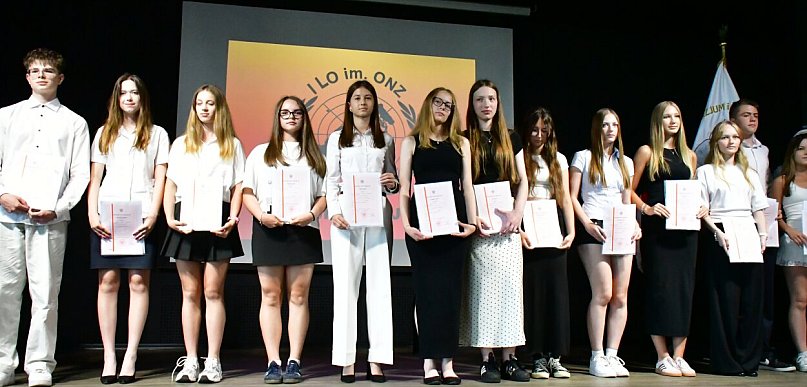 Koniec roku szkolnego w I LO im. ONZ. Rozdano świadectwa i dyplomy (FOTO)