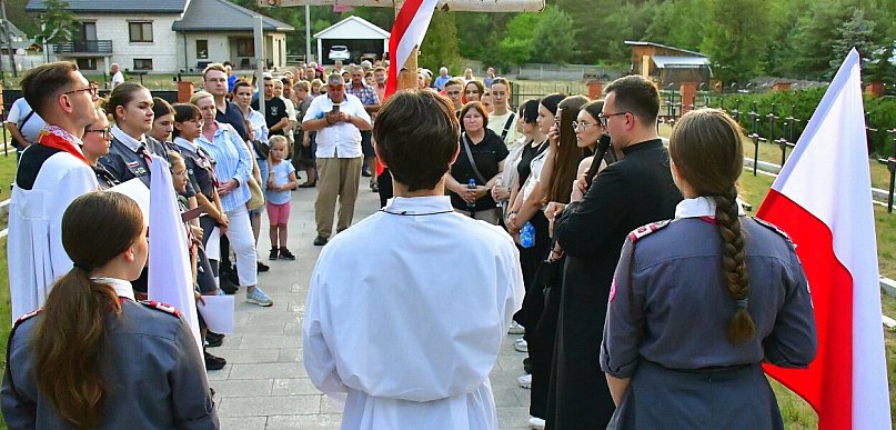 Nocna modlitwa w lasach. VII Partyzancka Droga Krzyżowa w Osuchach (FOTO)