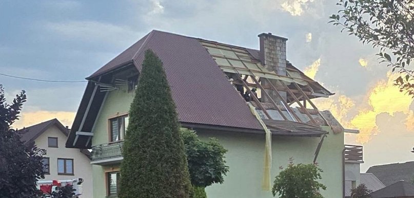 Skutki burzy w Bukowej. Zerwane dachy i nowe, groźne ostrzeżenie IMGW