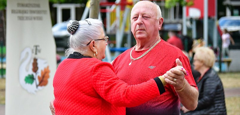Wieczorki taneczne przy fontannie w Biłgoraju. Czas na belgijkę! (FOTO)