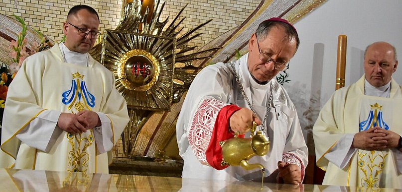 20-lecie parafii w Gromadzie i uroczysta konsekracja nowego ołtarza (FOTO)