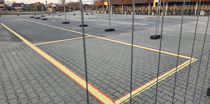 Zagadkowy płot na biłgorajskim targowisku. Miasto wyjaśnia: to szkoła jazdy