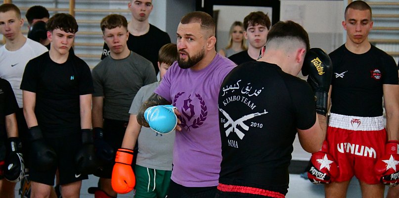 „Polski Zombi” na hali ZSBiO. Lekcja kickboxingu od legendy sportów walki