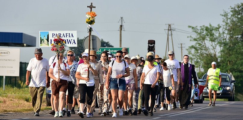 Tradycji stało się zadość. Pielgrzymi z Łukowej idą do Krasnobrodu (FOTO)