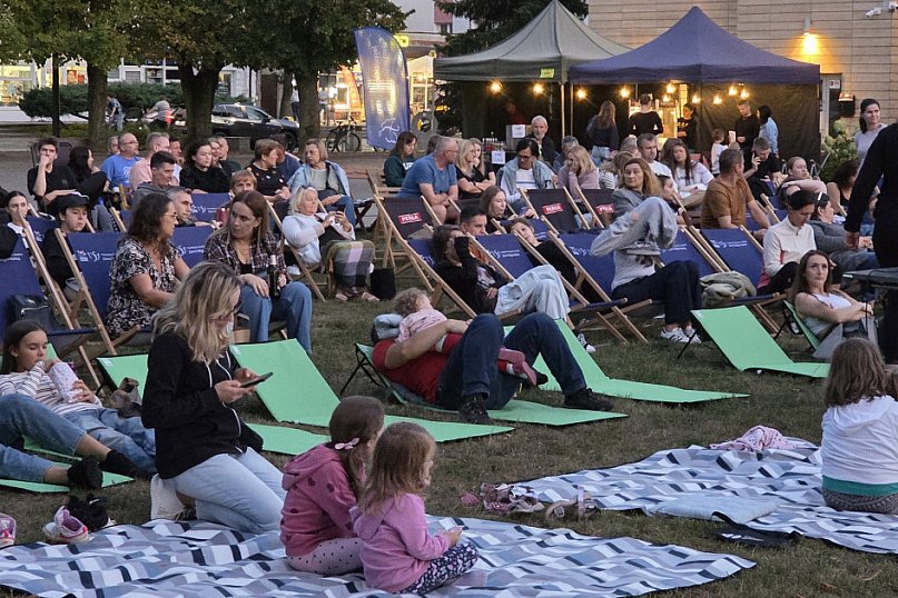 Niezapomniane wieczory pod chmurką: Kino plenerowe w Biłgoraju