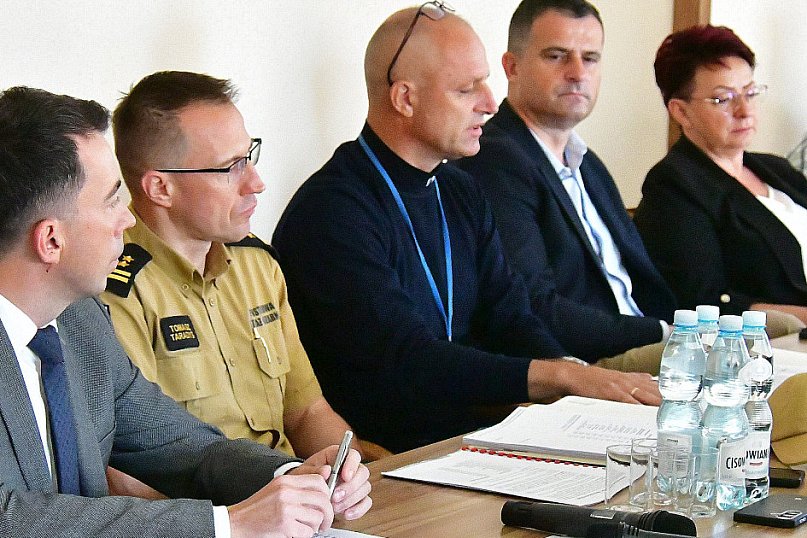 Biłgorajskie służby i samorządy o zagrożeniach powietrznych – podsumowanie zebrania Powiatowego Sztabu Zarządzania Kryzysowego