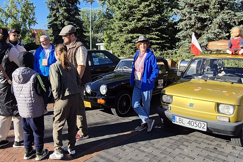 Klasykiem po Roztoczu. Rajd zabytkowych aut podbija Ziemię Biłgorajską