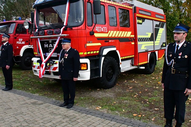 Jest radość w OSP Pisklaki. Jednostka ma nowy bojowy wóz
