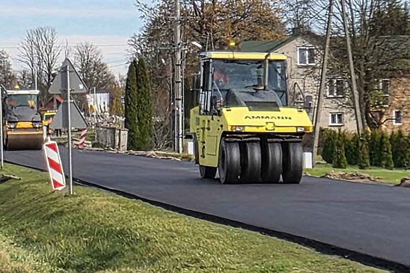Na drodze powiatowej leja asfalt