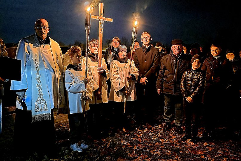 Droga krzyżowa wśród zniczy na Wszystkich Świętych