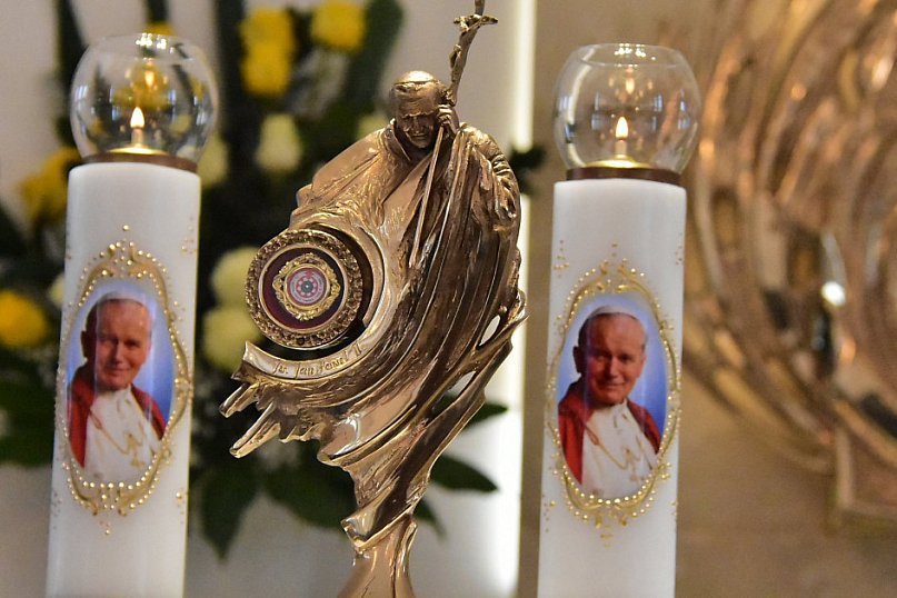 Wprowadzenie relikwii św. Jana Pawła II do Chmielka