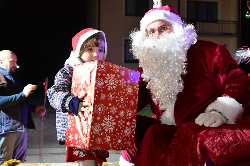 Strażacy i KGW w akcji: Mikołaj na quadzie odwiedził Majdan
