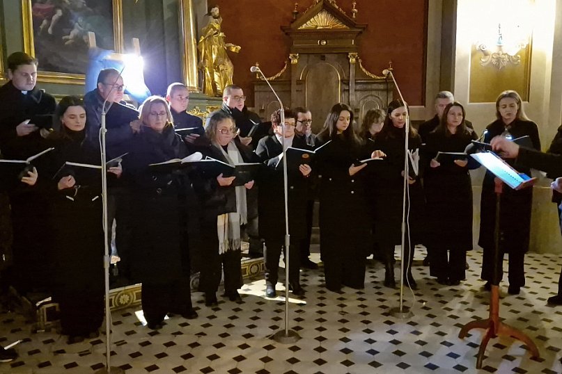 Akatyst w Goraju: Chór „Noster” przed obrazem Matki Bożej Gorajskiej