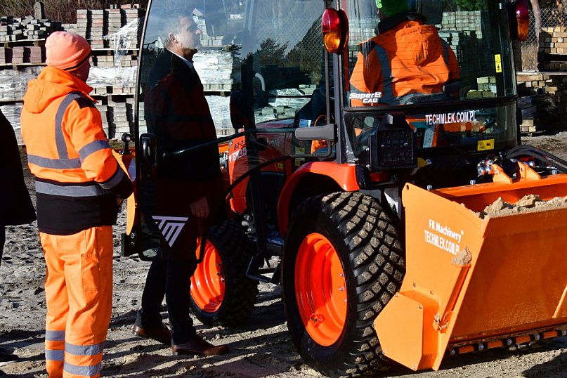 Nowy ciągnik zasilił tabor ZDP w Biłgoraju. Inwestycja powiatu biłgorajskiego...