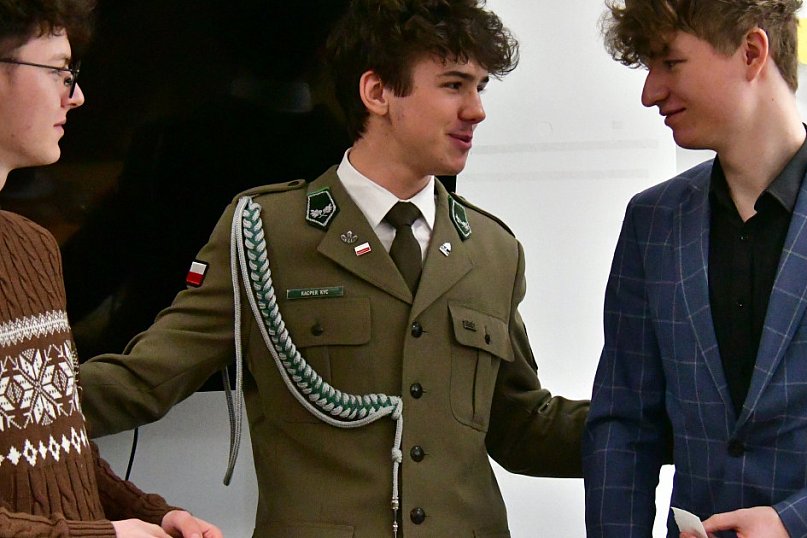 Most pokoleń przy wigilijnym stole. Wyjątkowe spotkanie młodzieży i seniorów w Biłgoraju