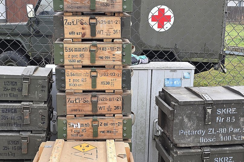 Militarna okazja w centrum Biłgoraja. Skrzynie wojskowe nowym hitem kiermaszu?