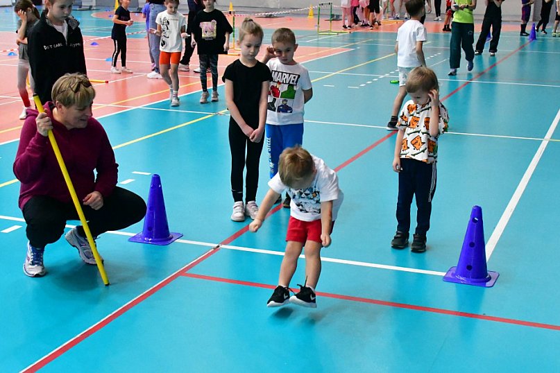 Biegi, rzuty i kalistenika. Świąteczna rywalizacja najmłodszych na obiektach OSiR