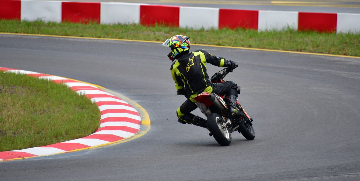 Ekscytujące Zawody Motocyklowe na Autodromie Biłgoraj