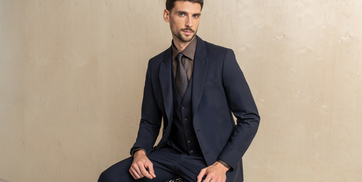 Jaka koszula pasuje do granatowej marynarki? Podstawowe odcienie