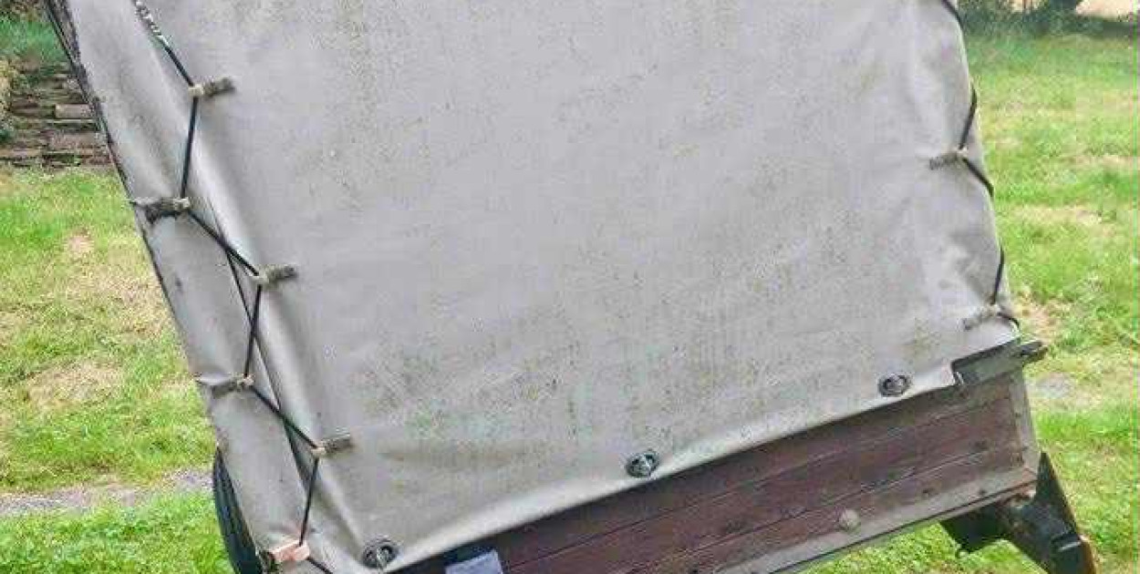 Kradzież przyczepki ze sprzętem w lesie Helacin. Właściciel apeluje o pomoc