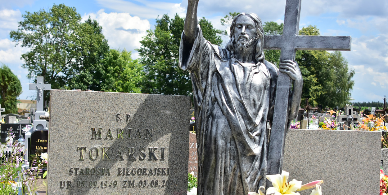 Tak wygląda jego nagrobek na cmentarzu Parafia Najświętszego Serca Jezusa w Biszczy