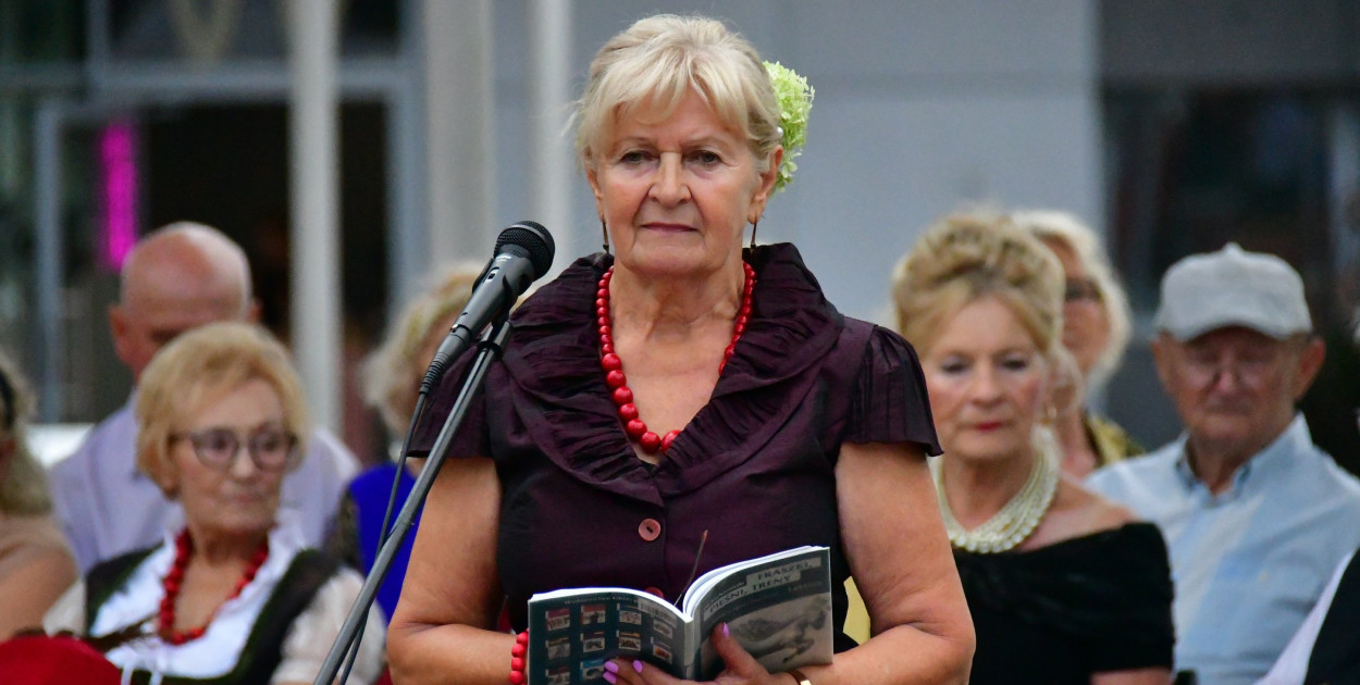 Wspólne czytanie poezji Jana Kochanowskiego – biłgorajscy seniorzy w akcji