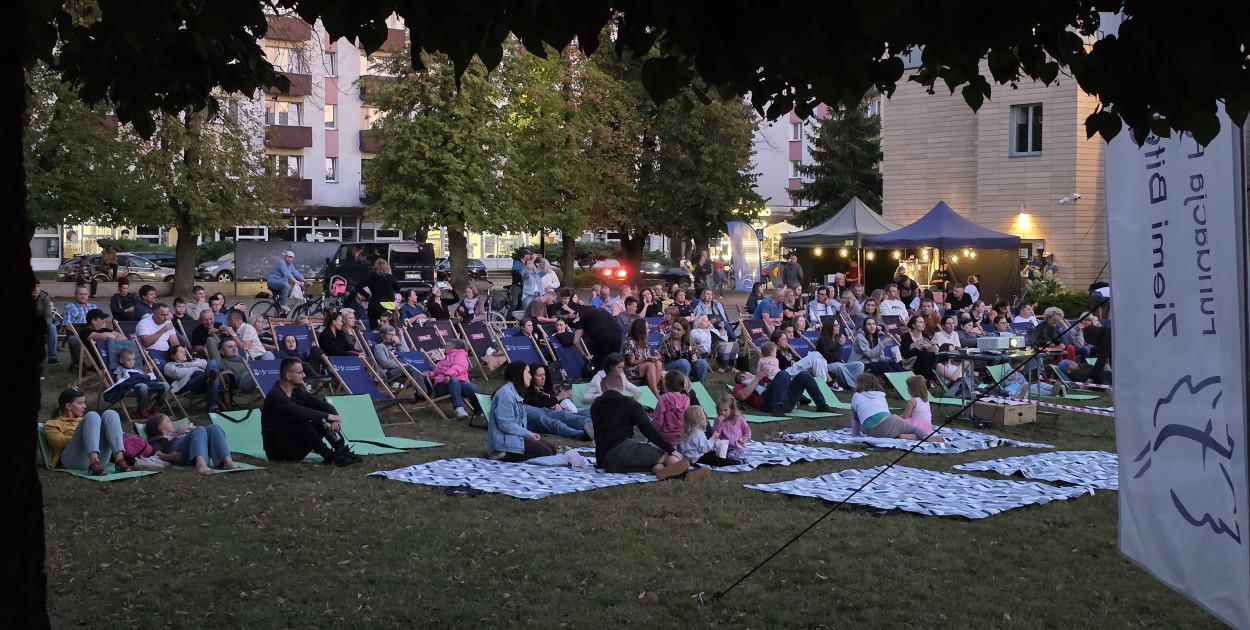 Niezapomniane wieczory pod chmurką: Kino plenerowe w Biłgoraju