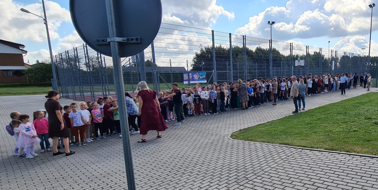 Bez paniki! W Obszy ćwiczyli szybką i bezpieczną ewakuację szkoły