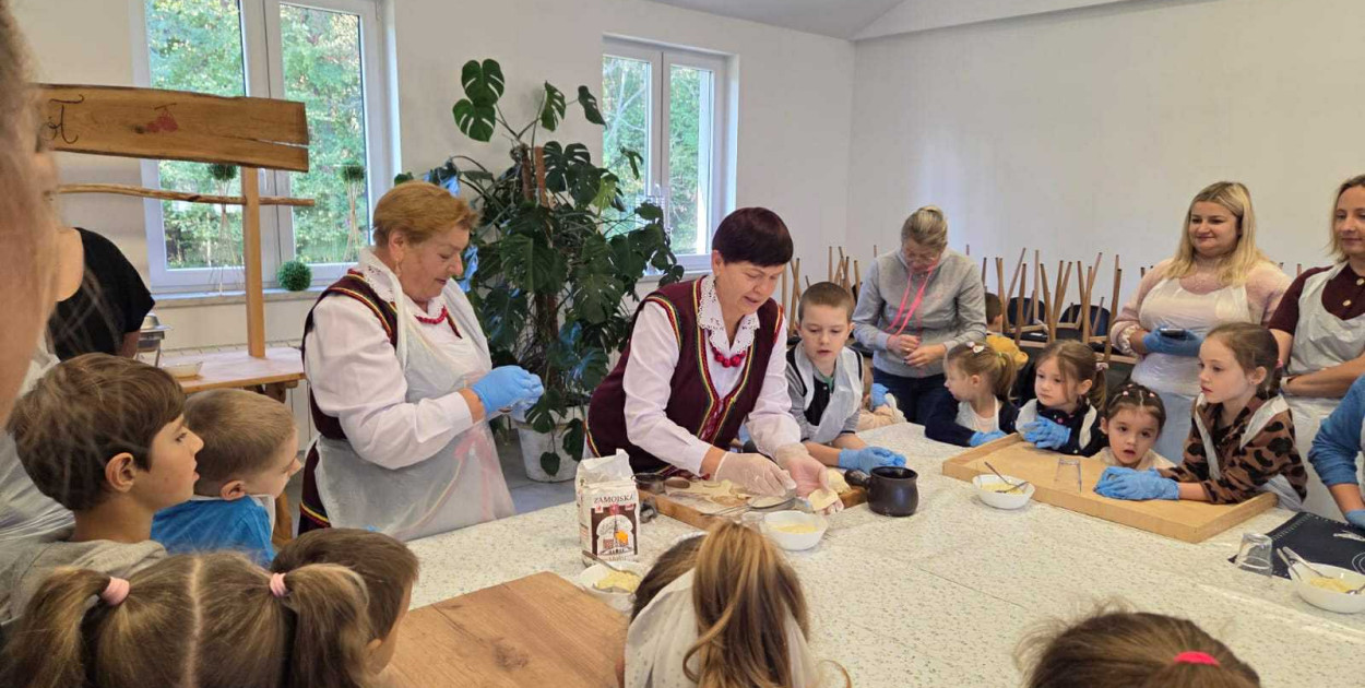 Smak tradycji i radość wspólnego gotowania: KGW „Jarzębinki” łączy pokolenia