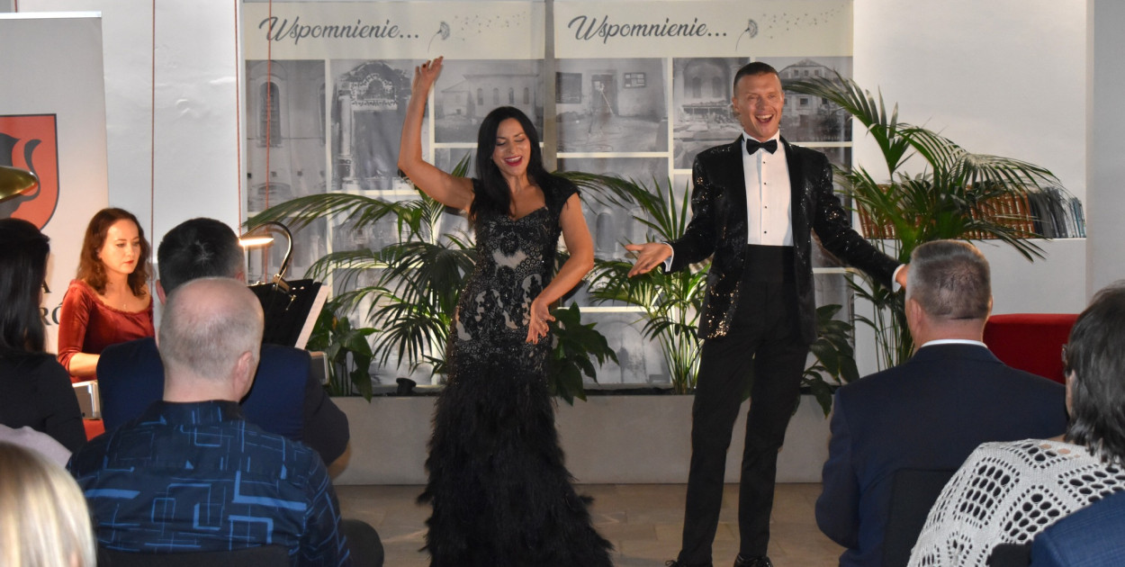 Biblioteka pełna dźwięków i barw: Koncert operowy i wystawa portretów w Tarnogrodzie