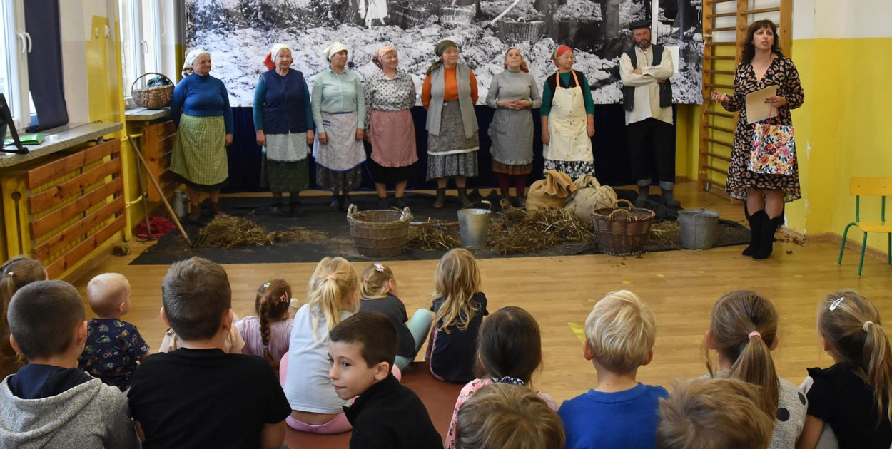 Kopanie kartofli lekcją historii dla młodych