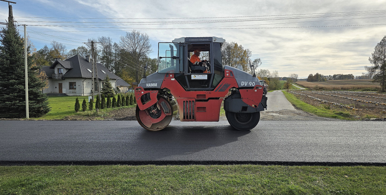 Na drodze powiatowej leja asfalt