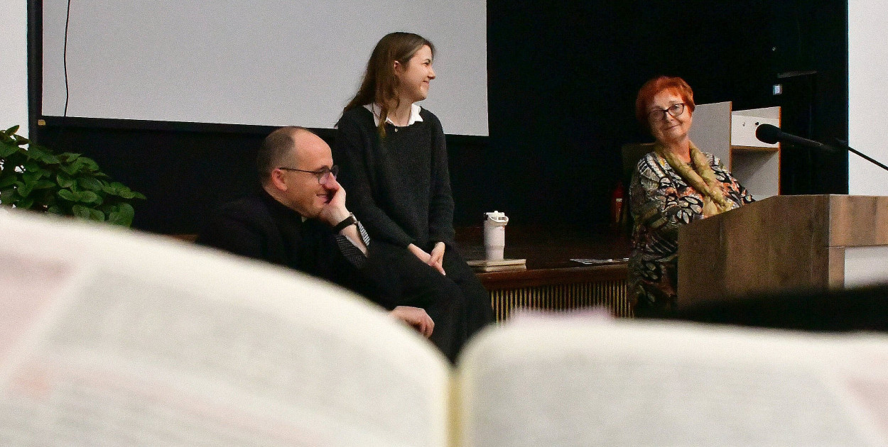 Aktorka uczyła czytać publicznie Pismo Święte