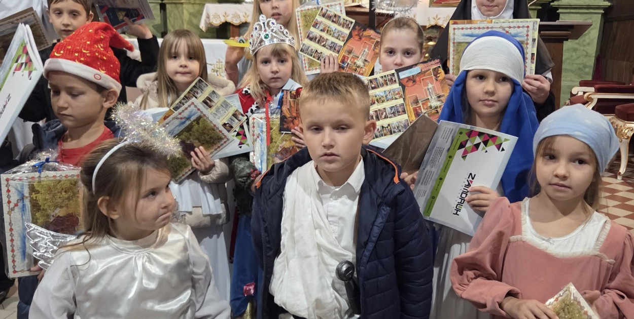 Dzieci przebrane za świętych w Górecku Kościelnym