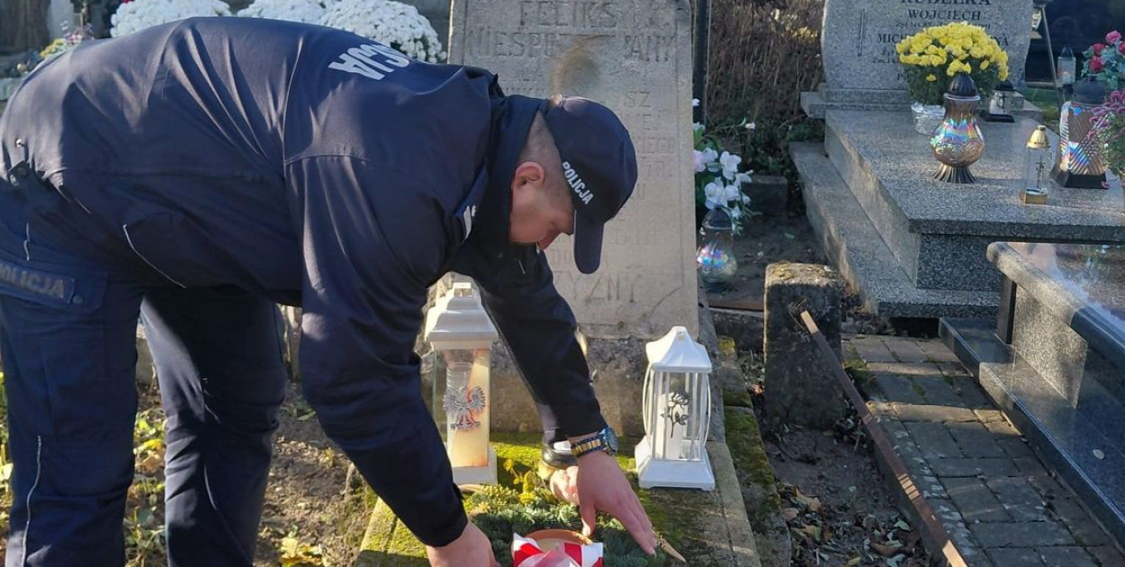 Policja na grobach kolegów