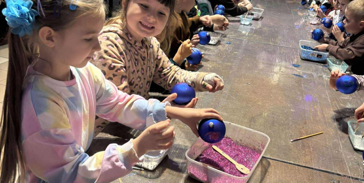 Jak powstają bombki? Wycieczka przedszkolaków z Biłgoraja