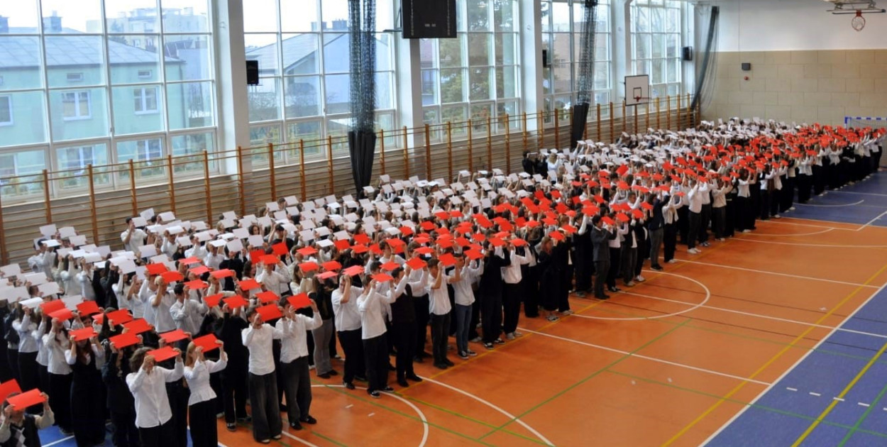 Szkoła do hymnu w I LO im. ONZ