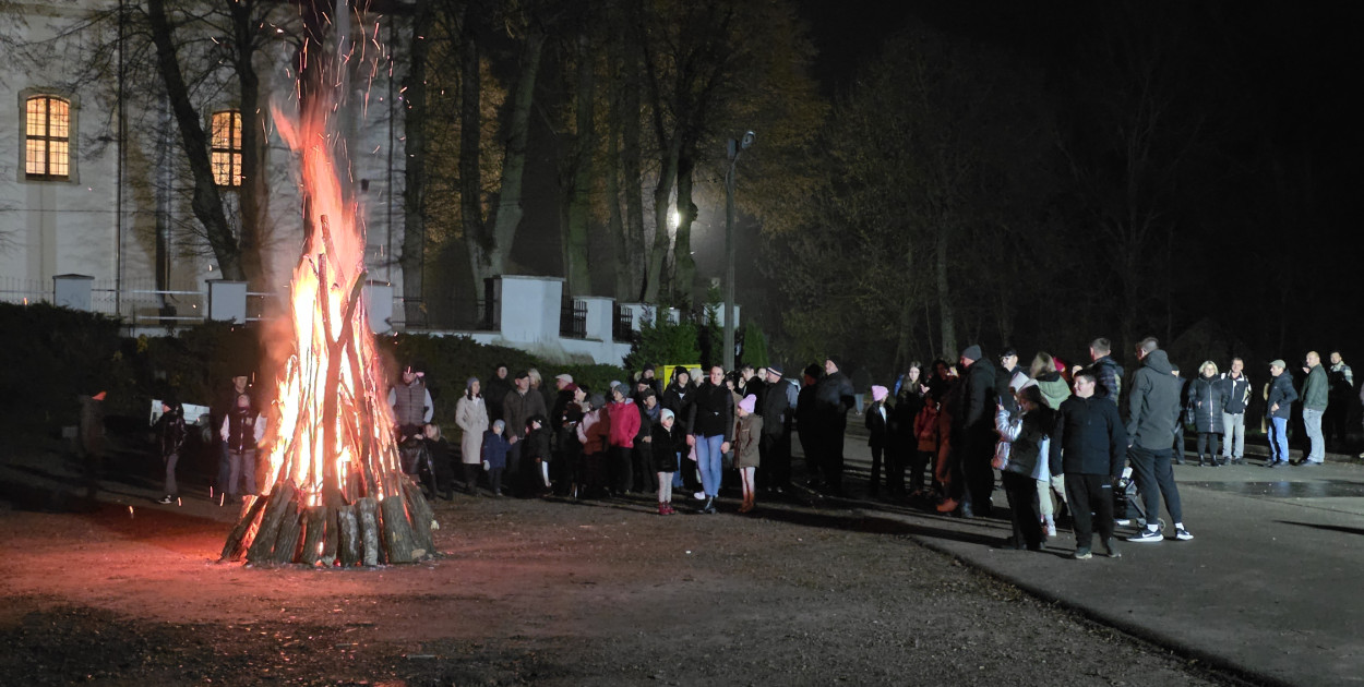 Goraj uczcił 107. rocznicę Odzyskania Niepodległości śpiewem i ogniskiem