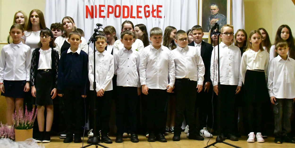 Pieśń łączy pokolenia: Mieszkańcy gm. Potok Górny śpiewali dla Niepodległej