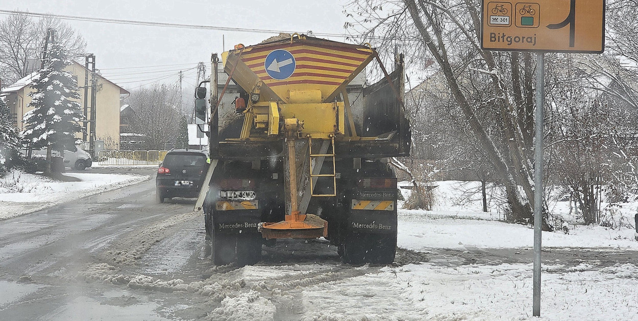 Foto: Sprzęt służb odpowiedzialnych za utrzymanie zimowe dróg w Dąbrowicy