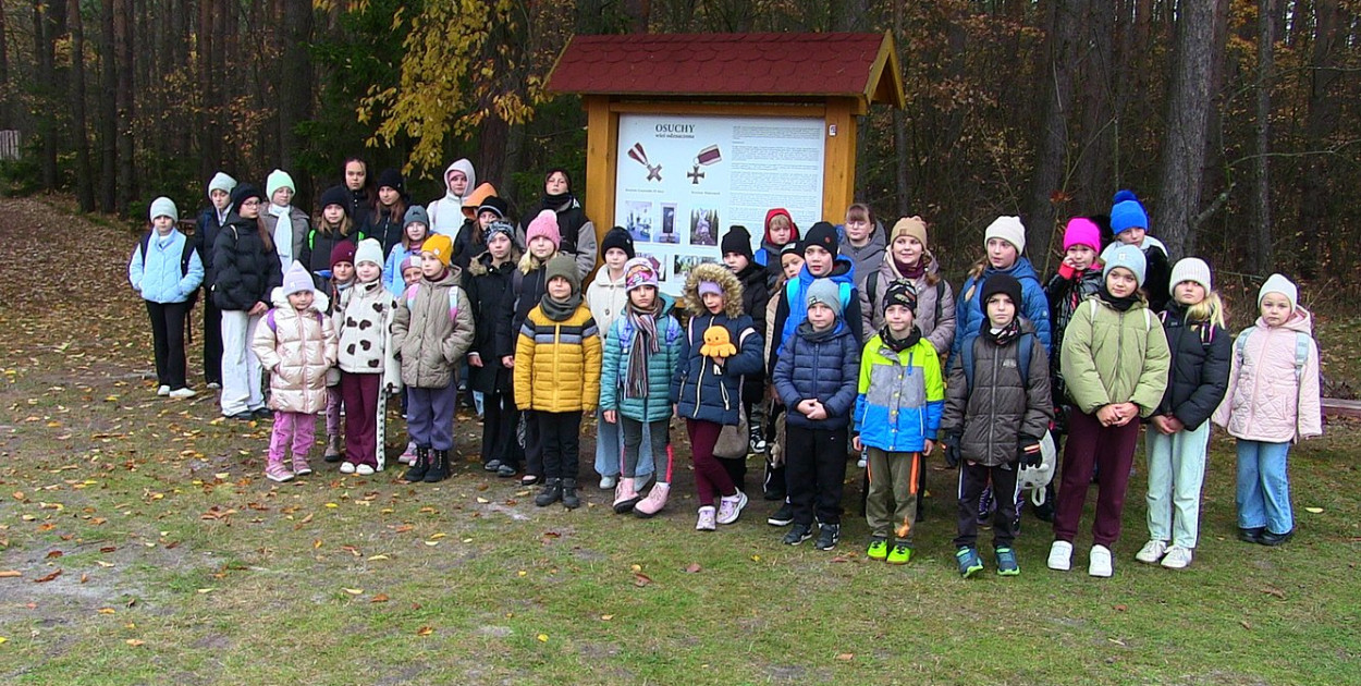 Wychowankowie MDK na patriotycznej wycieczce w Osuchach
