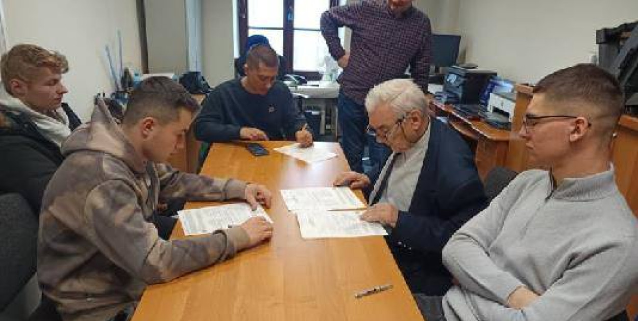 Uczniowie RCEZ Biłgoraj nagrodzeni cennymi uprawnieniami eksploatacyjnymi SEP do 1 kV