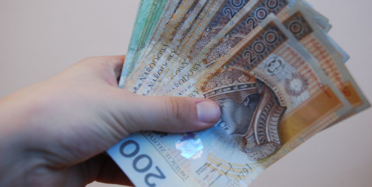 Myśląc, że pomaga synowi straciła ponad 4 tys. zł