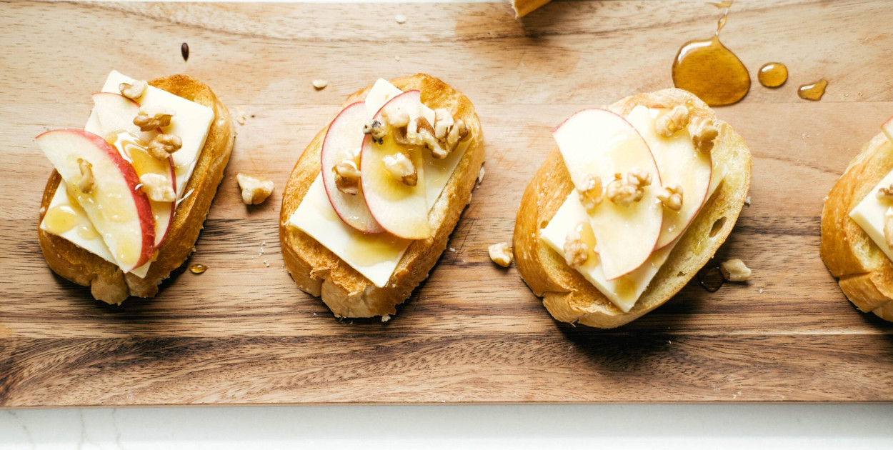 Grzanki z jesiennymi dodatkami – rozgrzewające, kremowe i pełne smaku