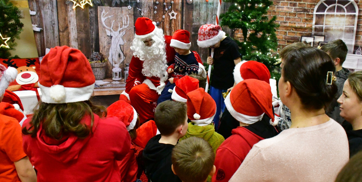 Piernikowy czar w Dąbrówce: KGW „Nad Złotą” i św. Mikołaj