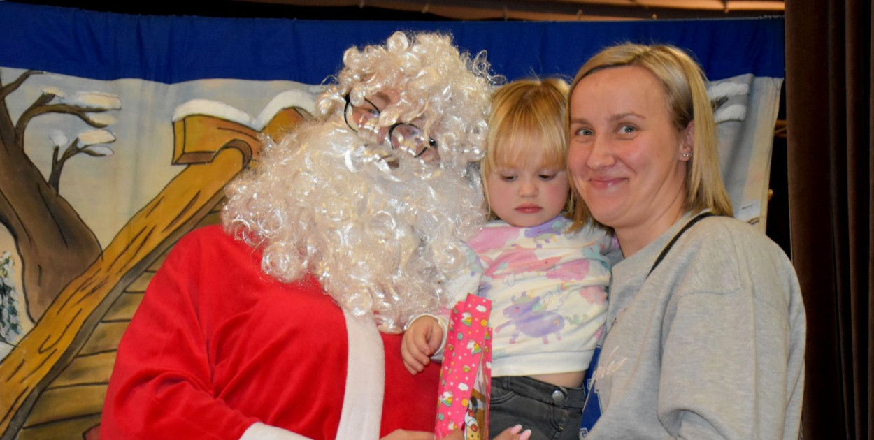 Mikołajkowy spektakl i wizyta św. Mikołaja w GOK w Łukowej