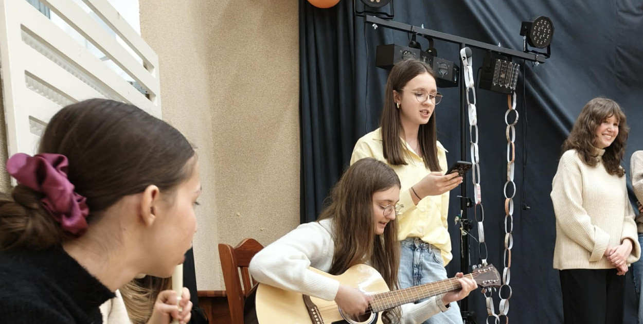 Uczniowie ONZ-etu na spotkaniu świątecznym z dziećmi