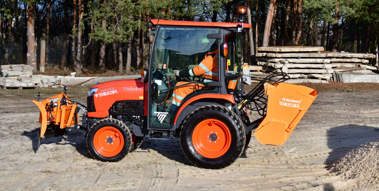 Nowy ciągnik zasilił tabor ZDP w Biłgoraju. Inwestycja powiatu biłgorajskiego...