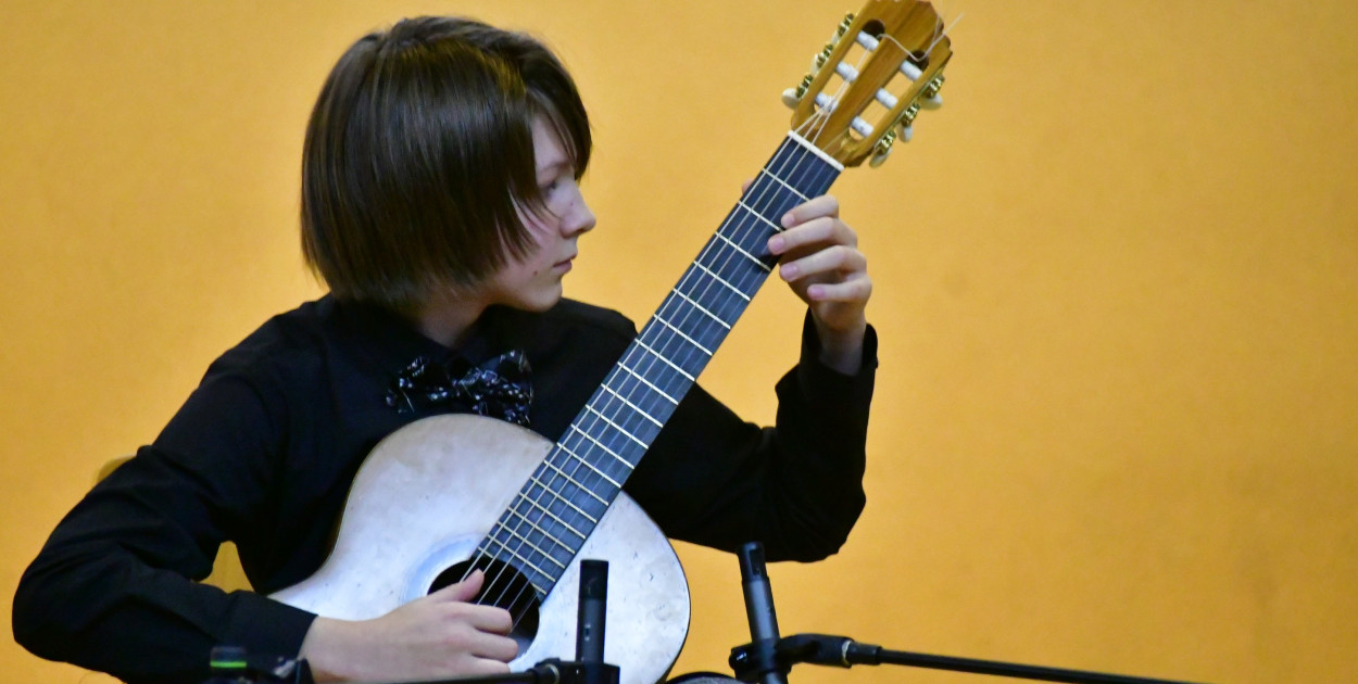 Gitary w świątecznym blasku: Nastrojowy koncert w PSM w Biłgoraju